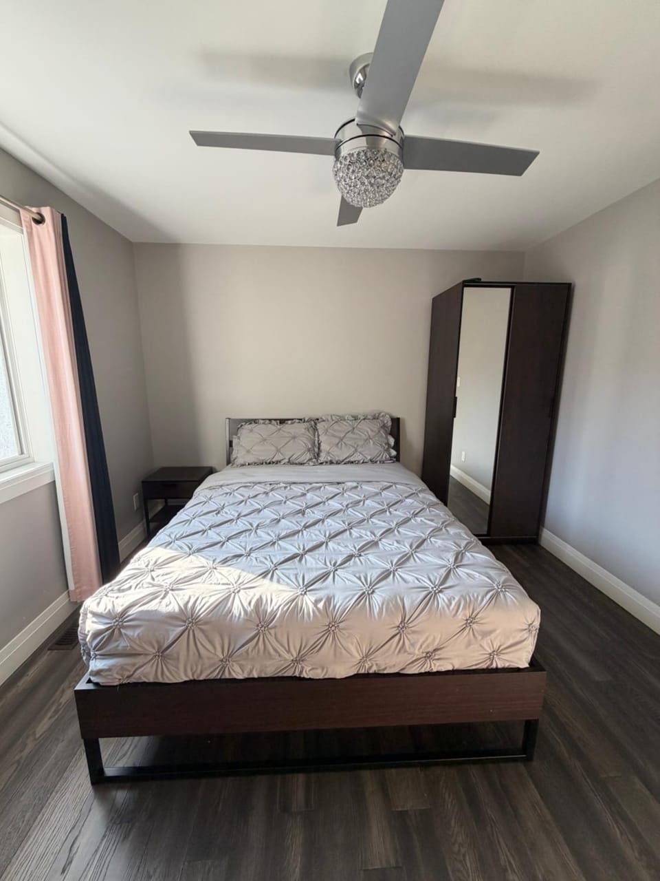 Private room with shared washroom Vacation rental in Windsor