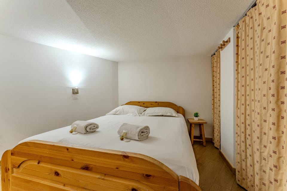Mountain Hideaway with Ski-In and Ski Out Apartment in Les Allues