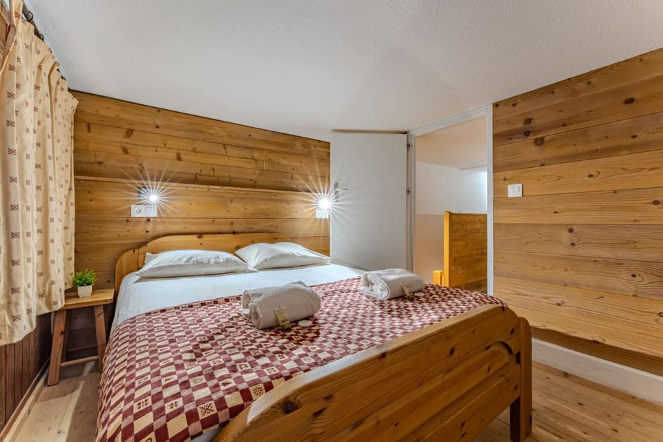 Mountain Hideaway with Ski-In and Ski Out Apartment in Les Allues