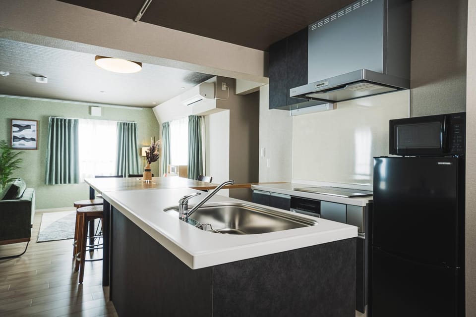 Kitchen or kitchenette, microwave, kitchen
