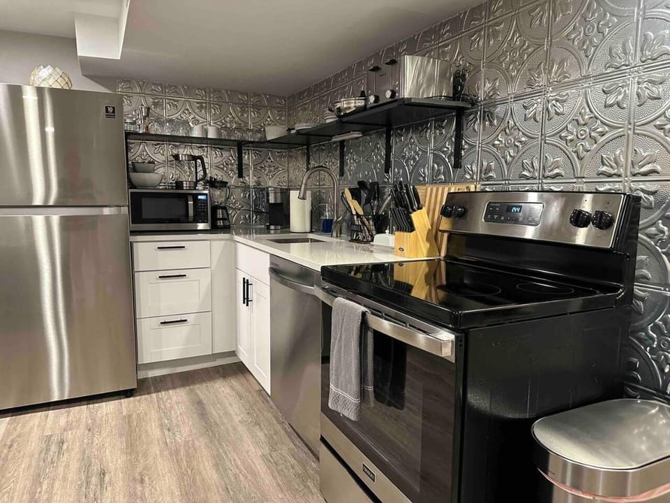 Private lux lower level flat fully fenced Bed and Breakfast in Twin Falls