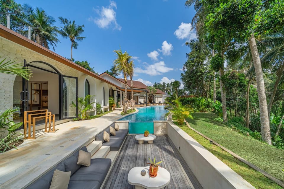 Rumah Gemuruh - Luxury 5BR Ubud Villa, Large Pool, Tropical Views Villa in Abiansemal
