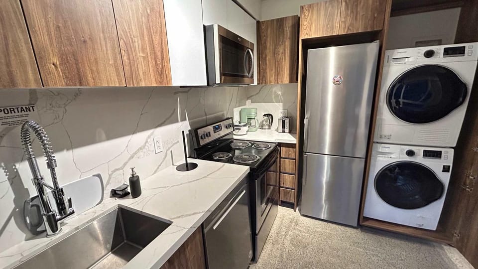 Modern Condo in Central Downtown Apartment in Vancouver