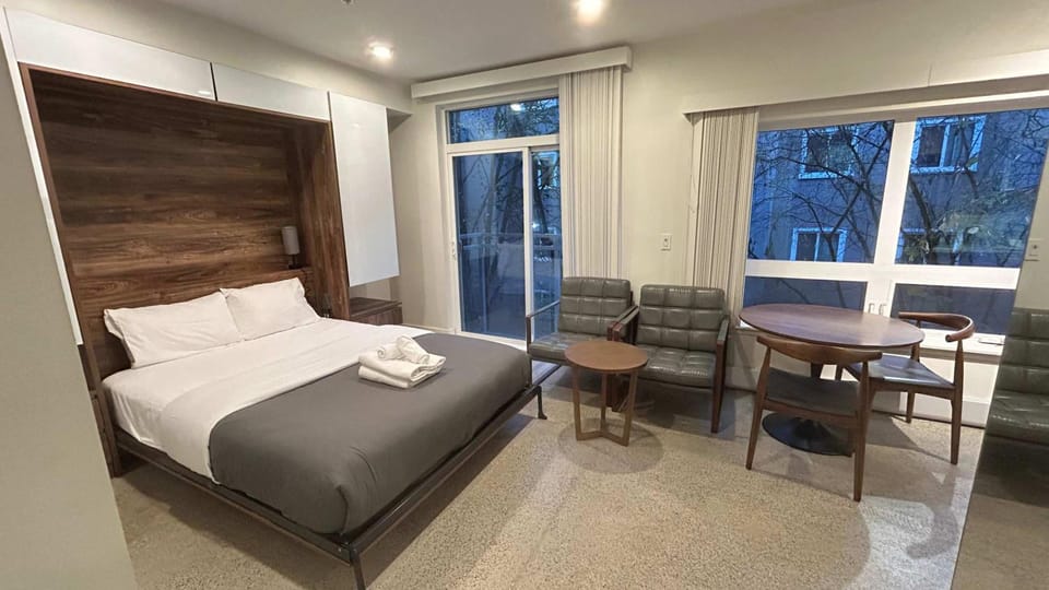 Modern Condo in Central Downtown Apartment in Vancouver