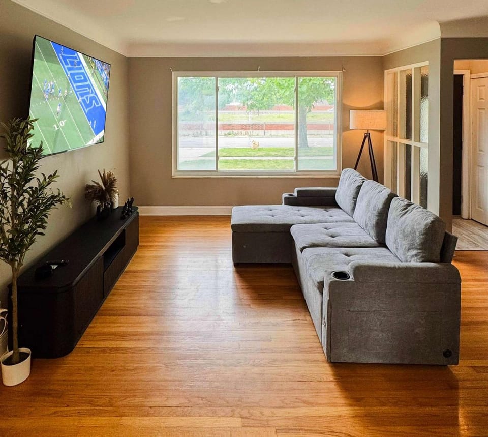 Spacious Home- 3BR Villa in Birmingham House in Southfield