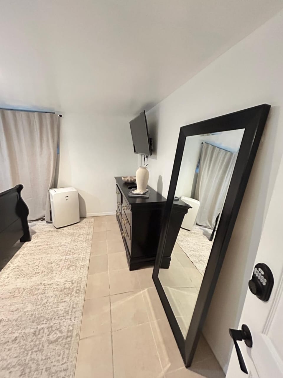 Aura Stays -Cozy Queen Room - Shared Bathroom- Self Check in-NEAR EWR Vacation rental in Belleville