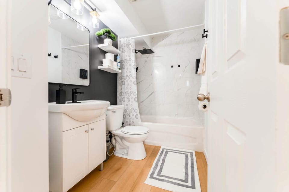 Shower, Toilet, Bathroom, Bath, bidet, towels