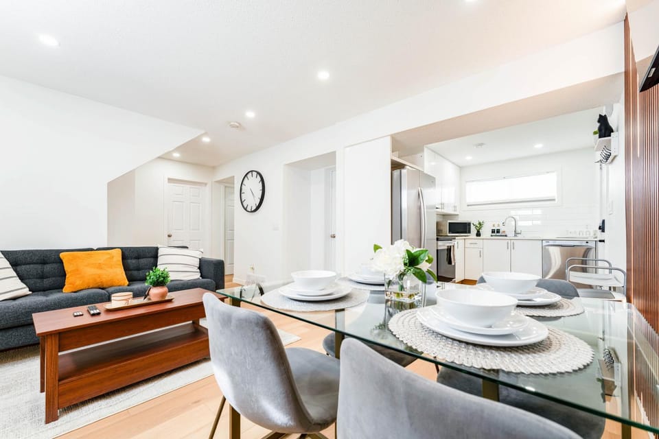Kitchen or kitchenette, Seating area, Dining area
