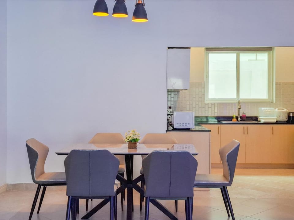 Kitchen or kitchenette, Seating area, Dining area