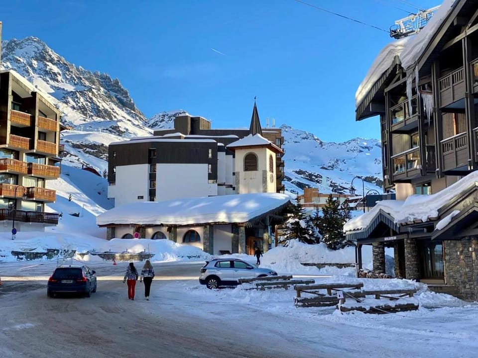 Mountain View Ski-in and out Steps from Slope Apartment in Les Allues