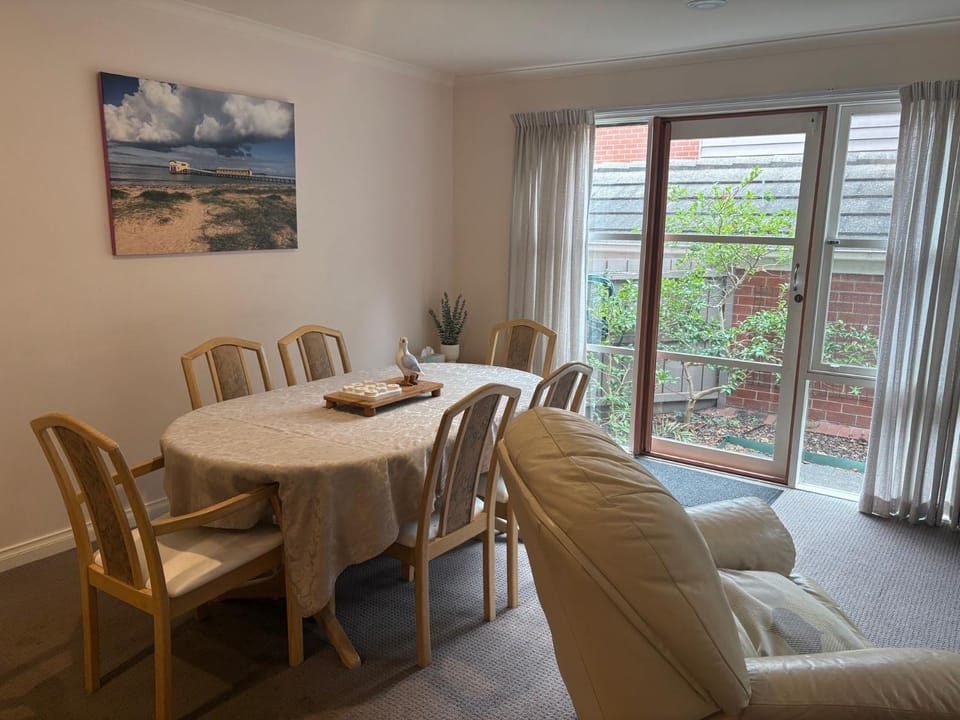 Seating area, Dining area