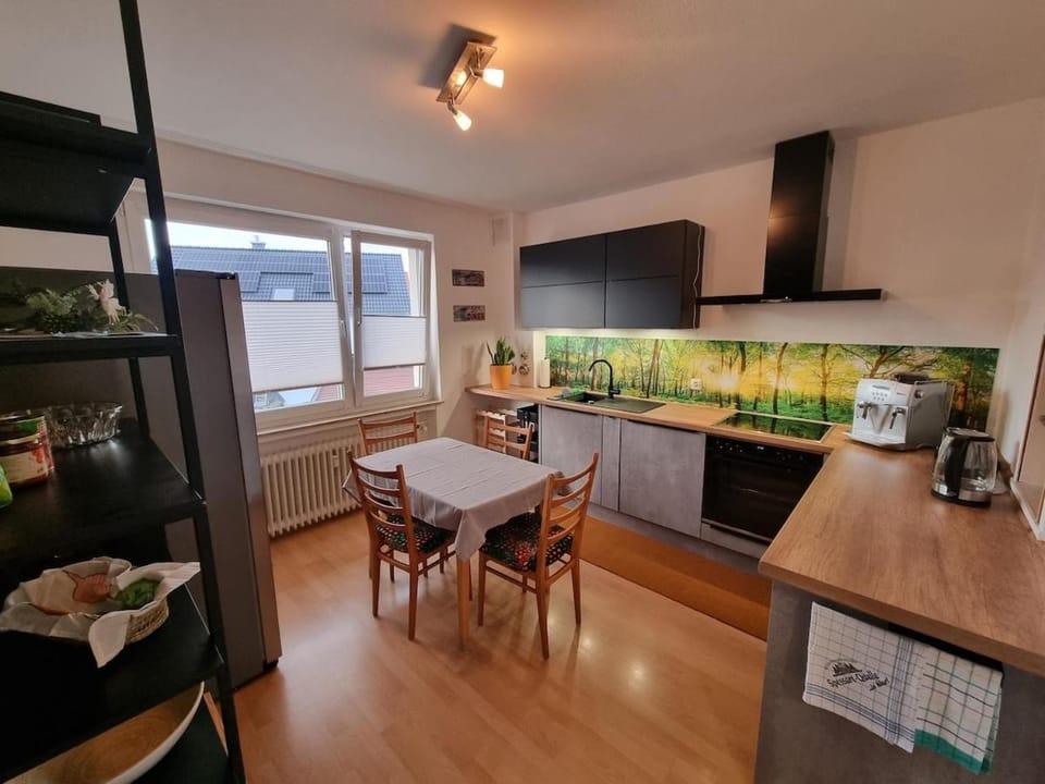 Coffee/tea facilities, Kitchen or kitchenette, Dining area, oven, stove