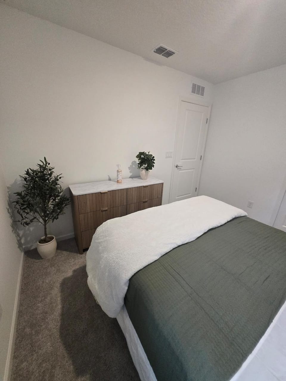 Chic Modern Retreat Private Bedroom in Modern Home Vacation rental in Jacksonville