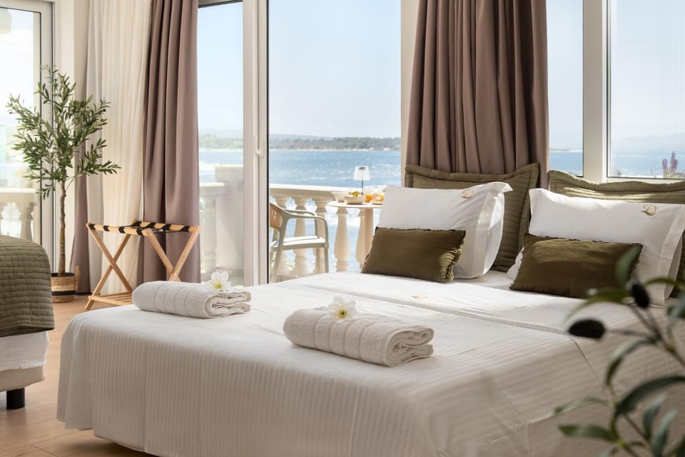 Bed, View (from property/room), Balcony/Terrace, Photo of the whole room, Sea view, towels