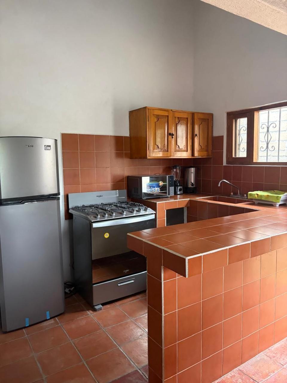 Kitchen or kitchenette, dishwasher, oven