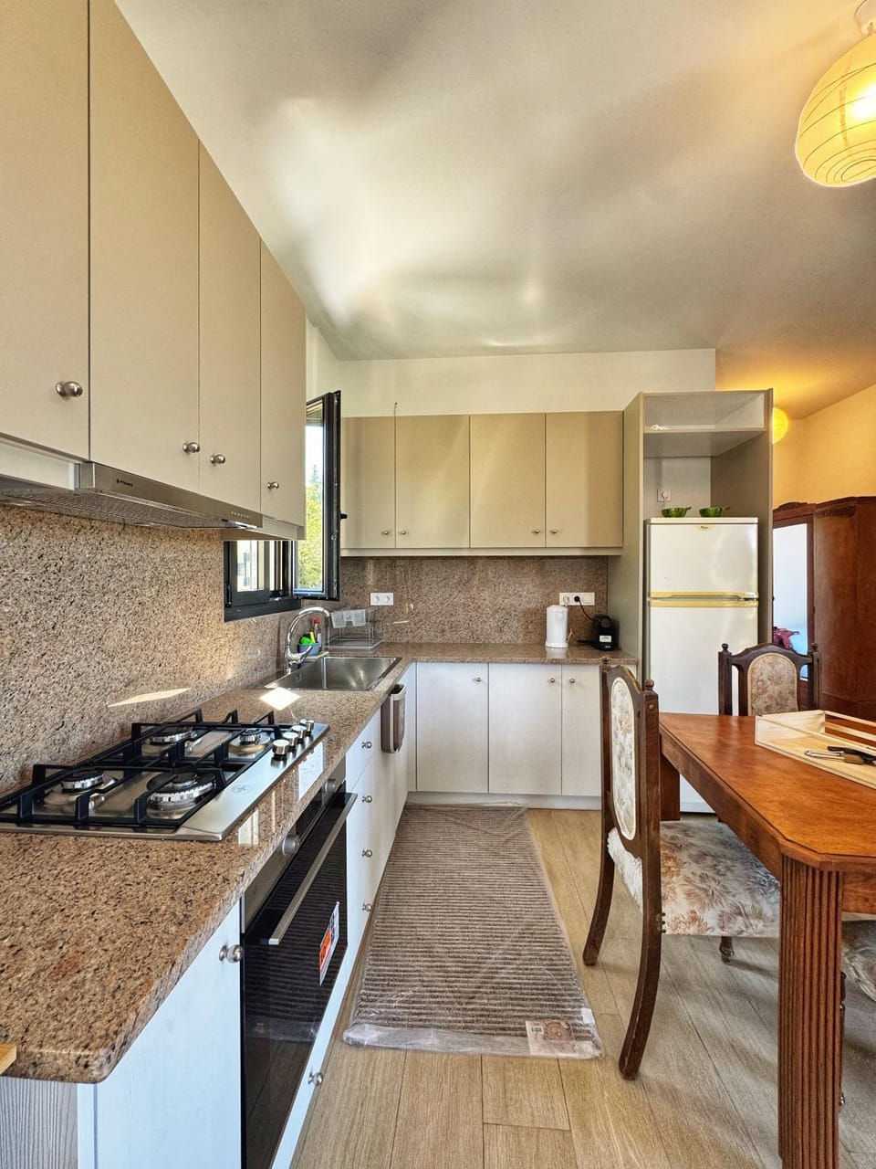 Coffee/tea facilities, oven, stove