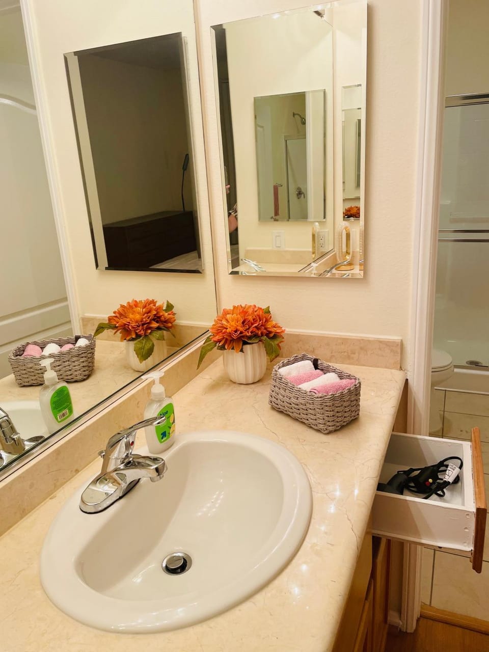 Top Floor 2B 2B Apartments in Downtown LA with Amazing High Rise View Apartment in Los Angeles