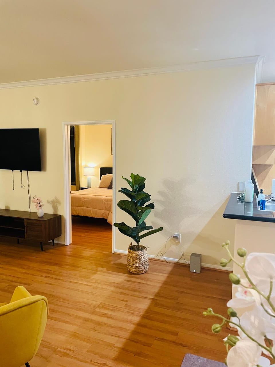 Top Floor 2B 2B Apartments in Downtown LA with Amazing High Rise View Apartment in Los Angeles