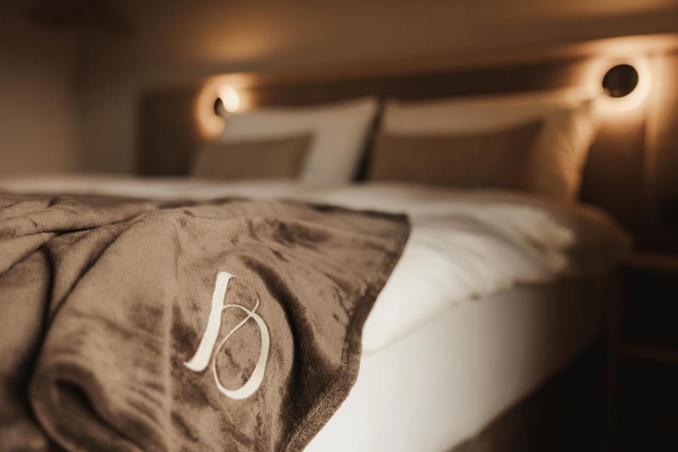 Bedroom, Mountain view