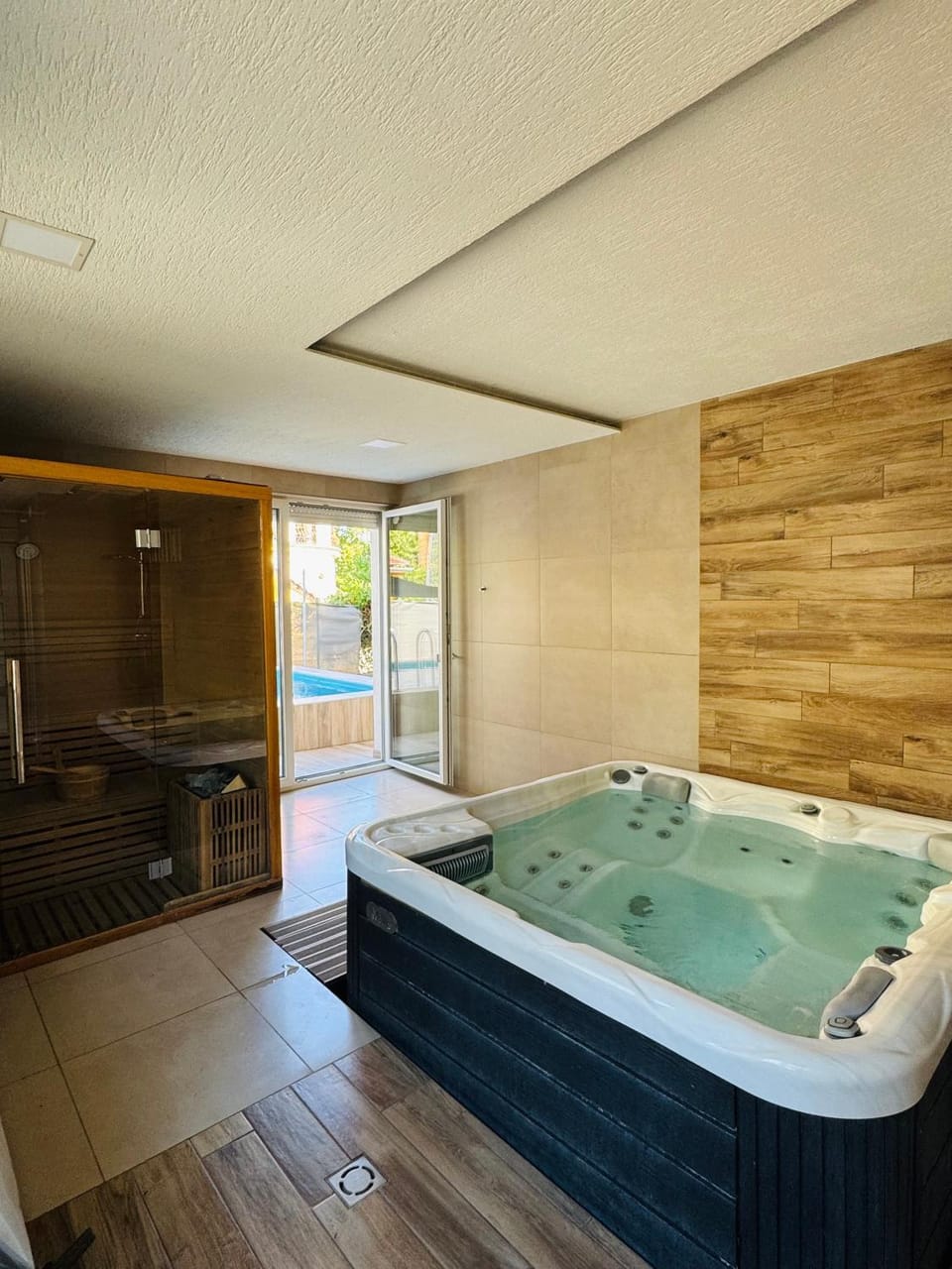 Hot Tub, Sauna