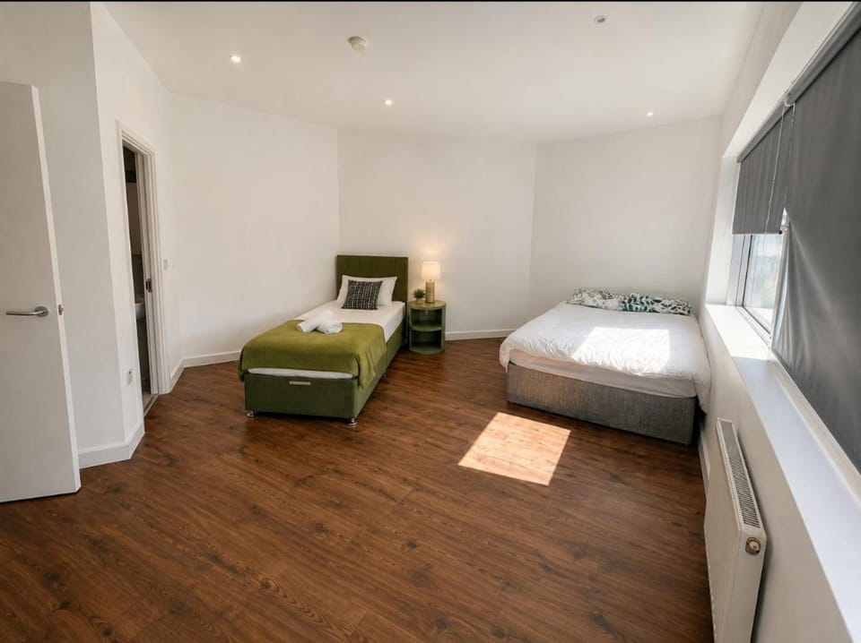 Contractor Friendly large 2 Bedroom 2 Bathroom Apartment Free Parking Sleeps 6 Croydon city centre Apartment in Croydon