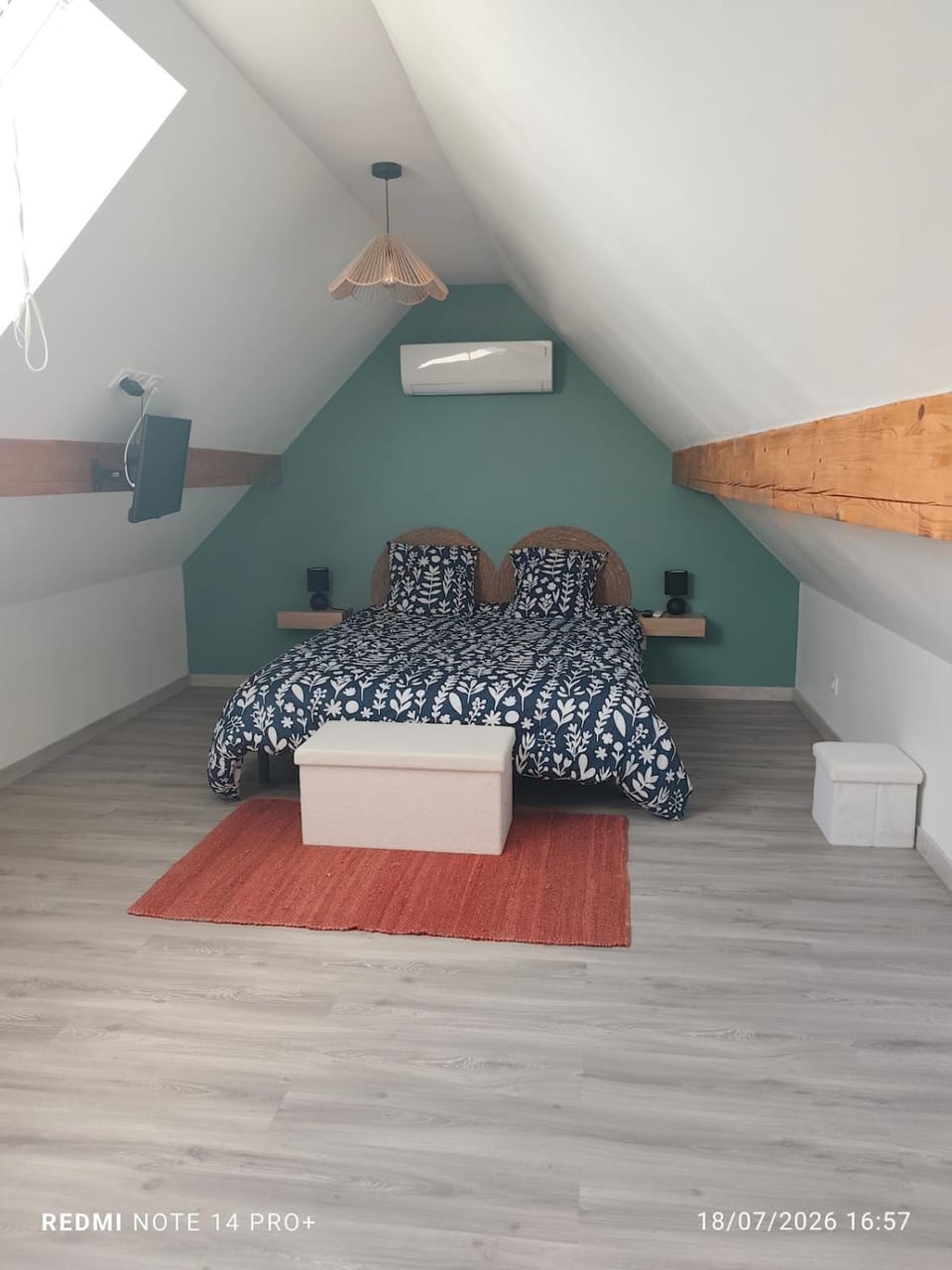 Bed, Photo of the whole room, Bedroom
