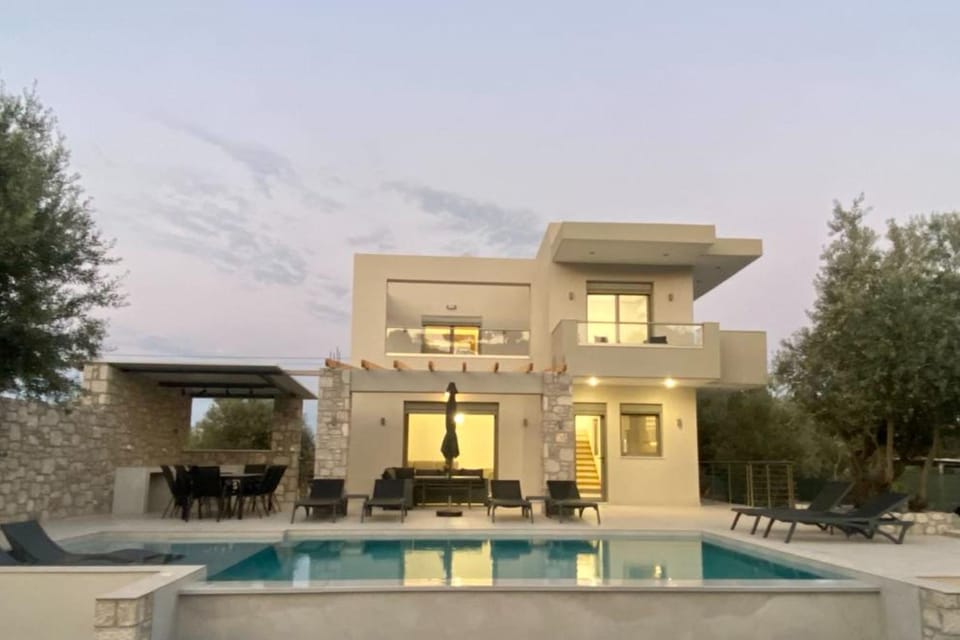Property building, Patio, Day, Pool view, Swimming pool, sunbed