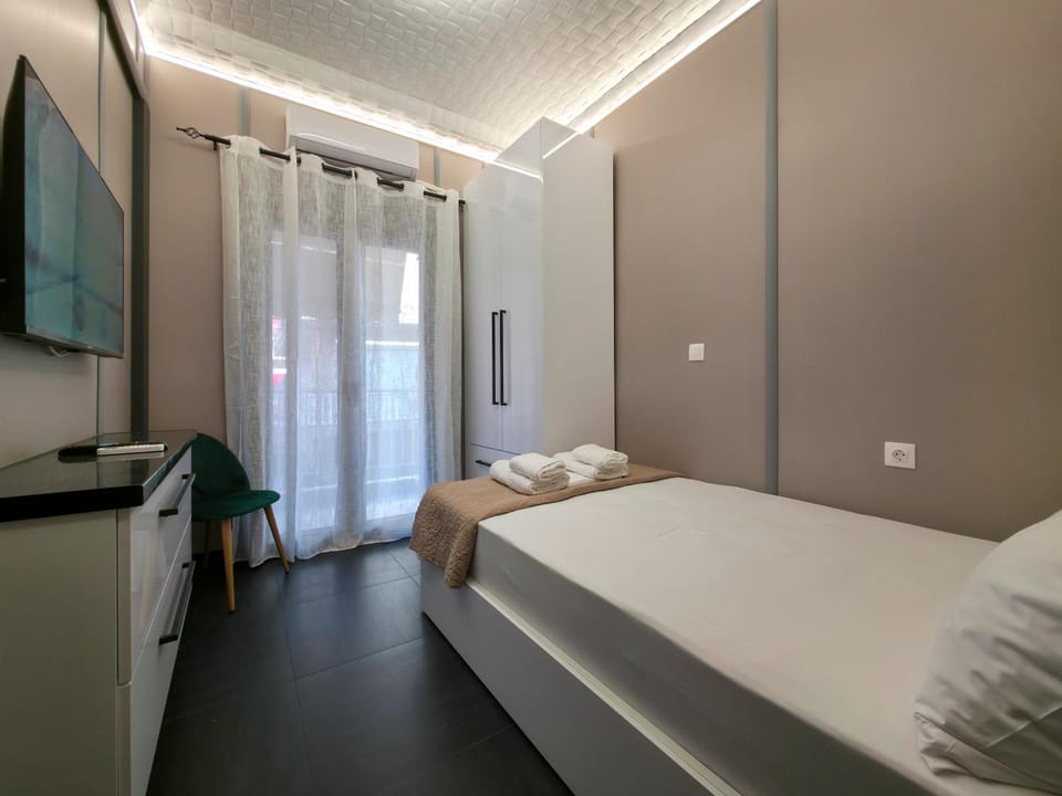 Bed, TV and multimedia, Photo of the whole room, Bedroom