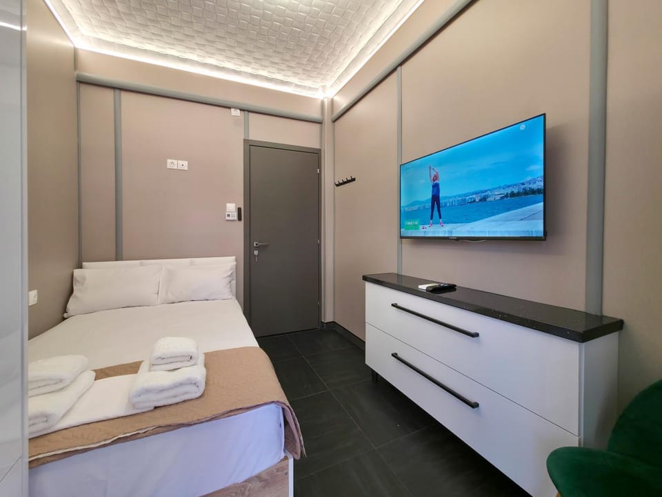 Bed, TV and multimedia, Photo of the whole room, Bedroom, towels