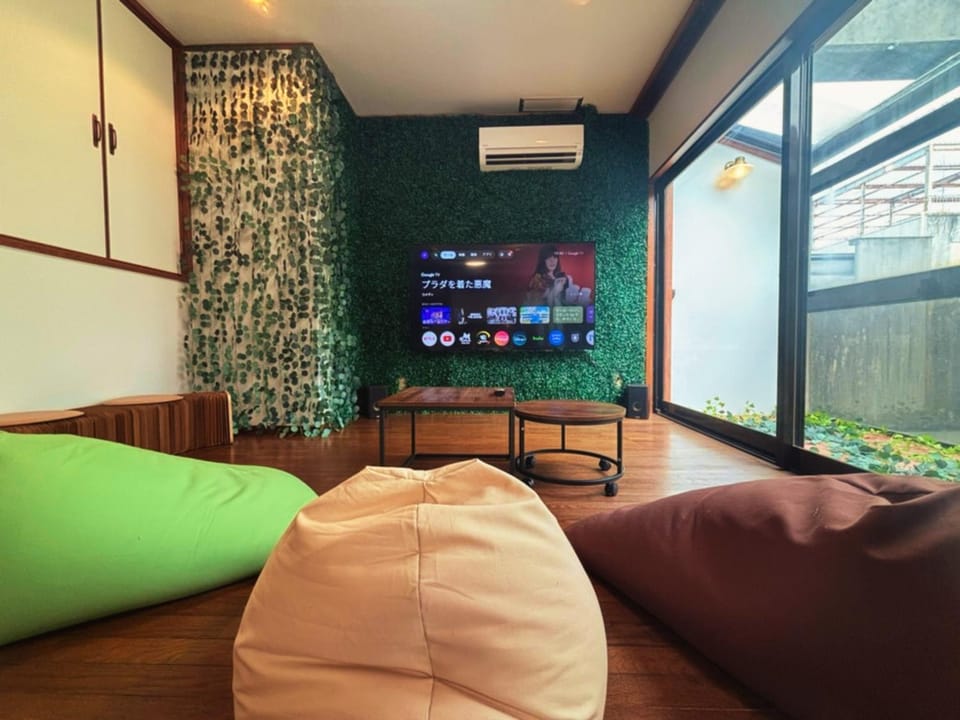 Communal lounge/ TV room, TV and multimedia, Living room, air conditioner
