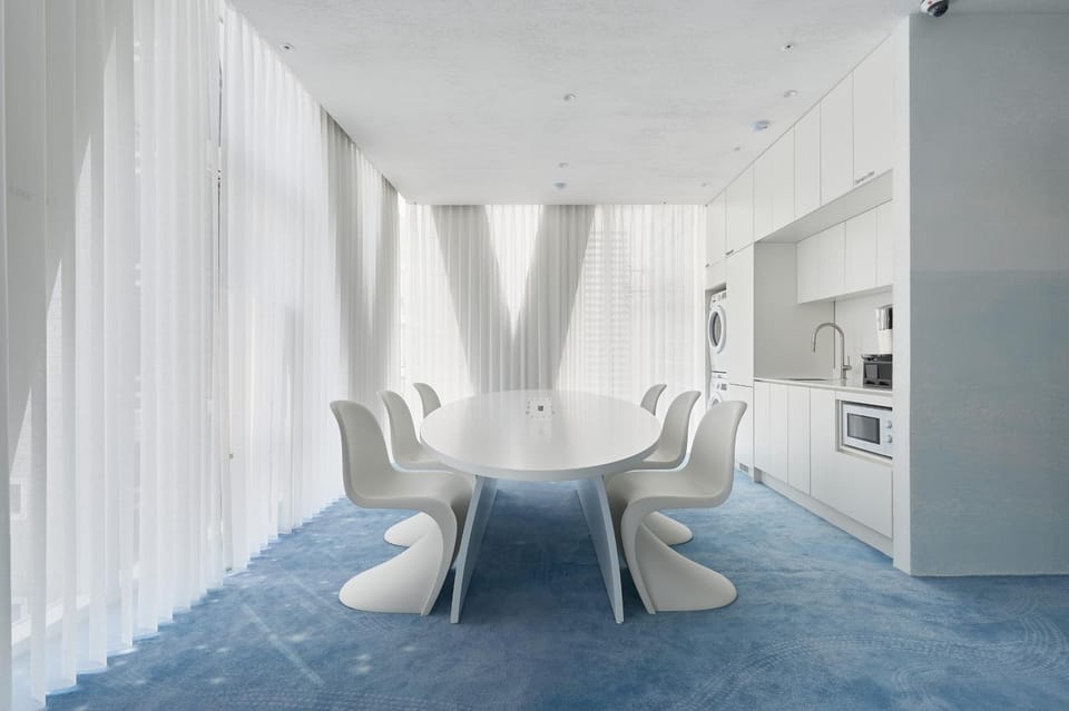 Coffee/tea facilities, Seating area, Dining area, microwave, minibar, washing machine, dryer