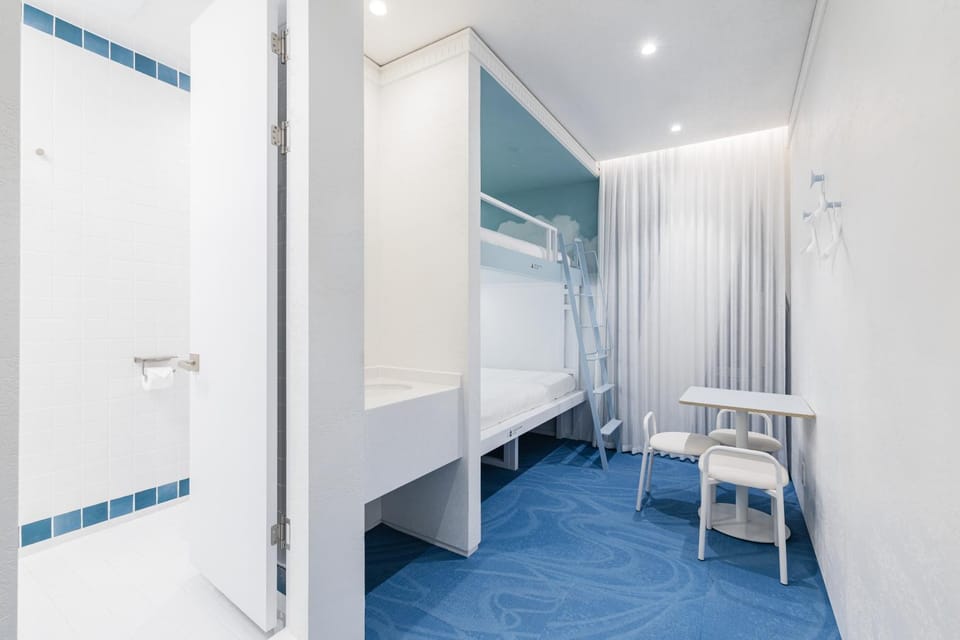 Shower, Toilet, Bed, Bathroom, Photo of the whole room, Seating area, Bedroom, internet