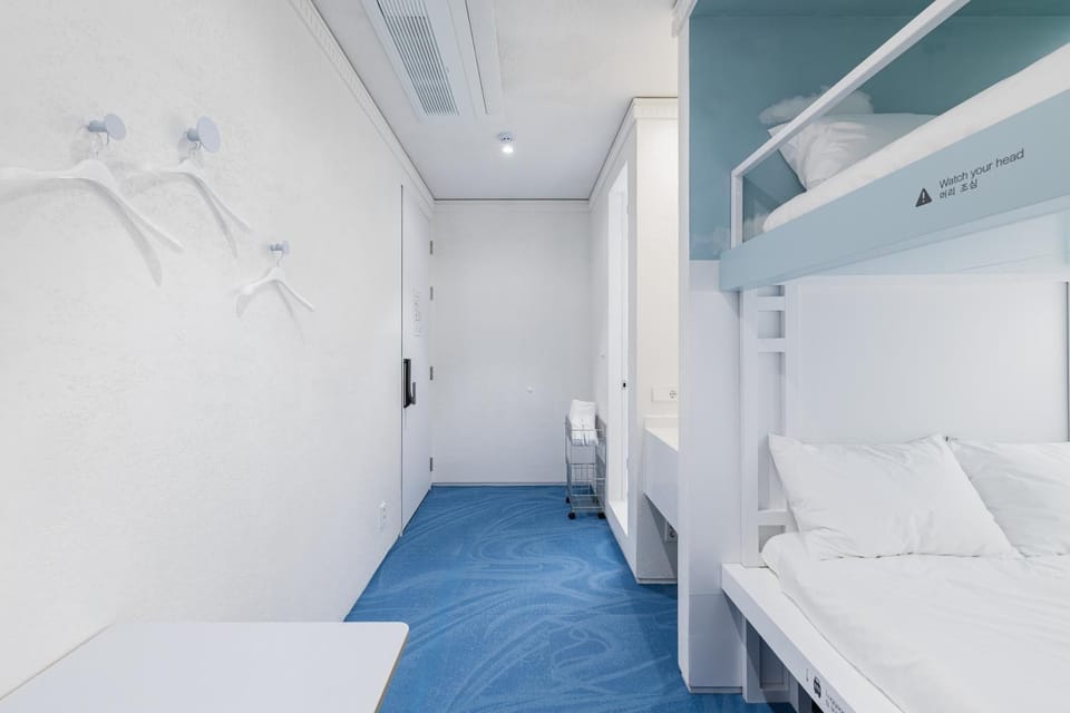 Bed, Photo of the whole room, Bedroom, bunk bed, internet