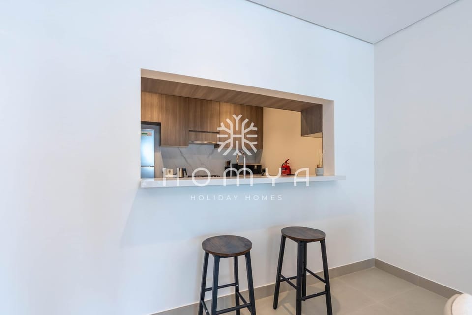 Kitchen or kitchenette, minibar