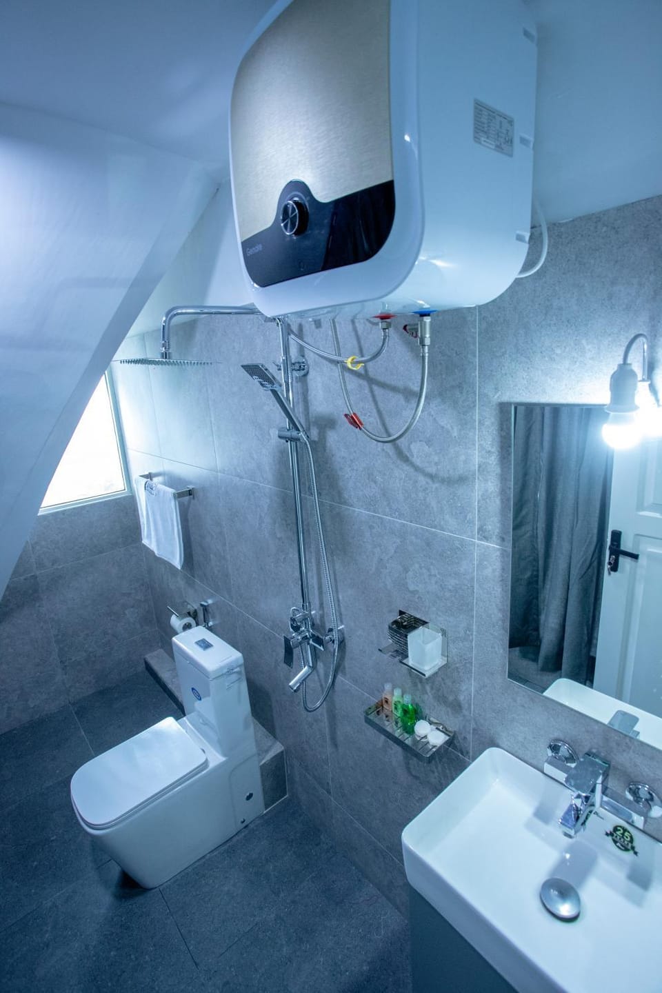 Shower, Toilet, Bathroom, bidet, towels