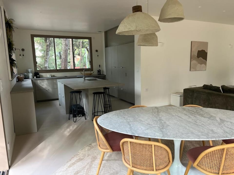 Kitchen or kitchenette, Dining area