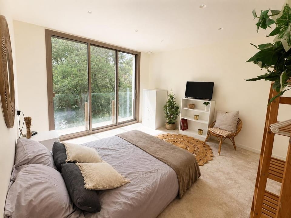 TV and multimedia, Photo of the whole room, Bedroom
