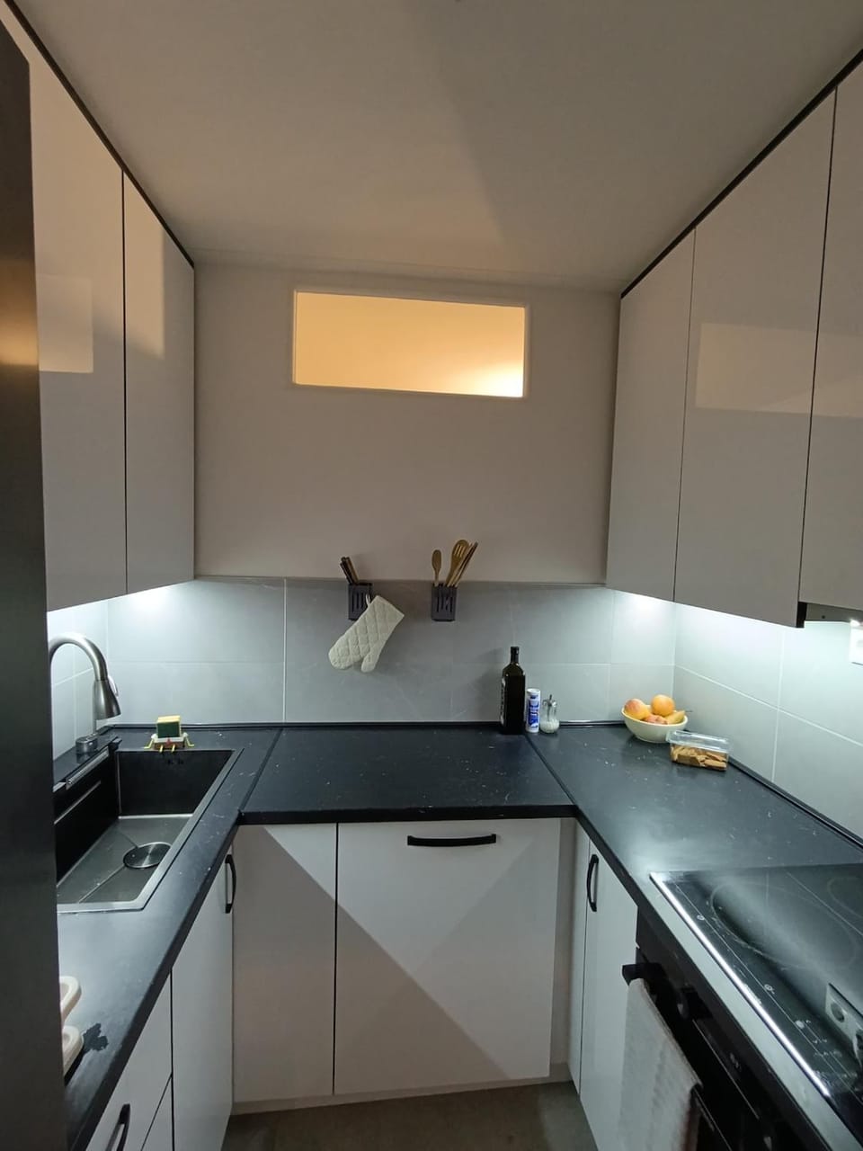 Kitchen or kitchenette, dishwasher, stove