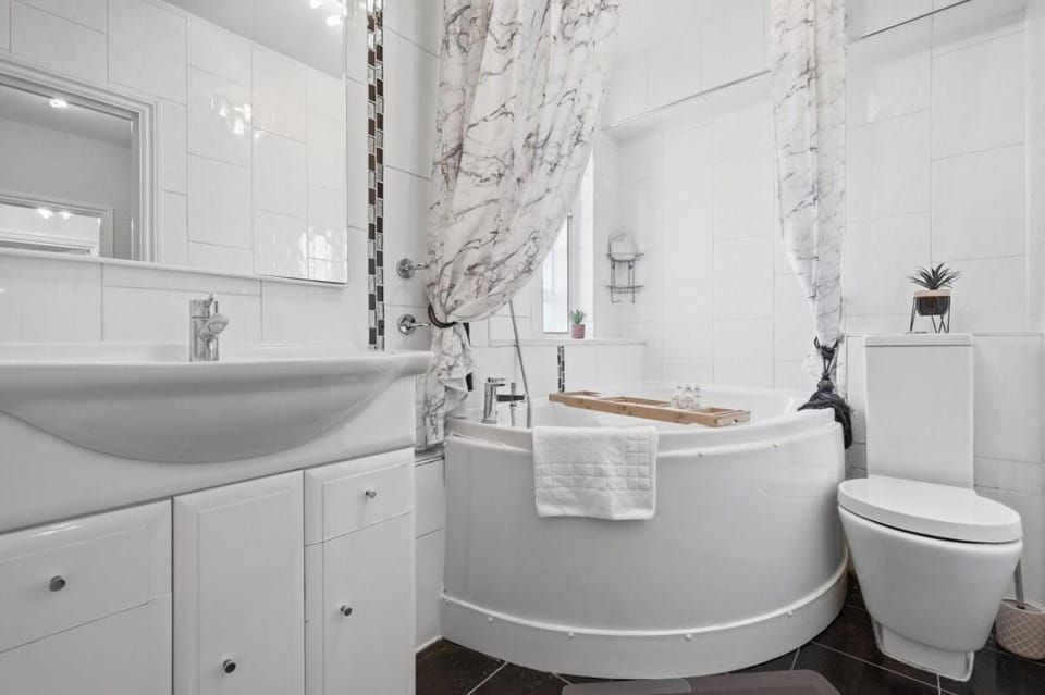 Luxury Chelsea Stay with Jacuzzi by KeyHol Stays Apartment in City of Westminster