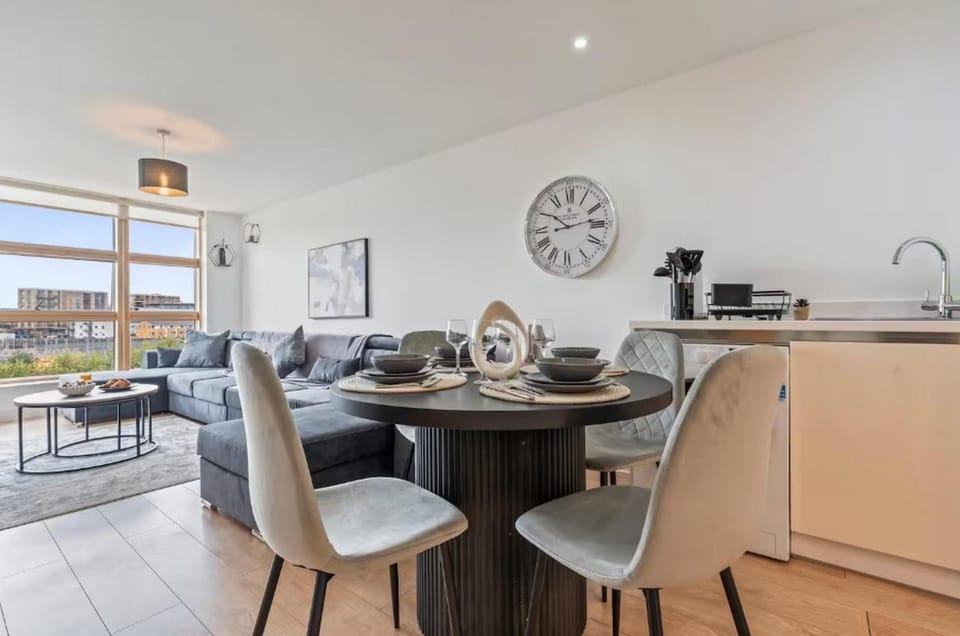 Coffee/tea facilities, Kitchen or kitchenette, Living room, Seating area, Dining area