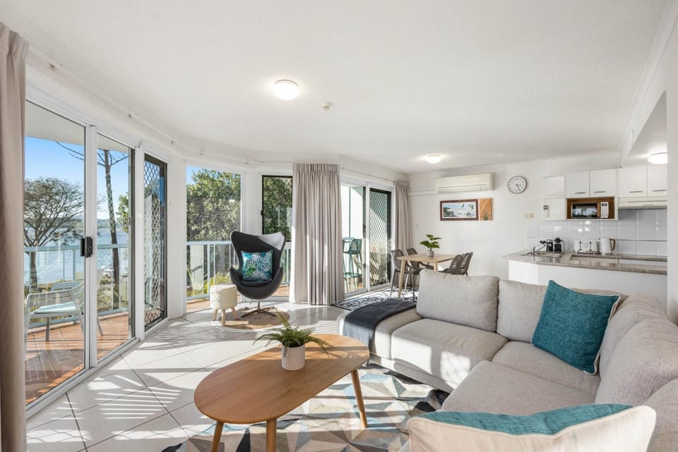 Charming 2-Bed Coastal Haven Near Esplanade Apartment in Maroochydore