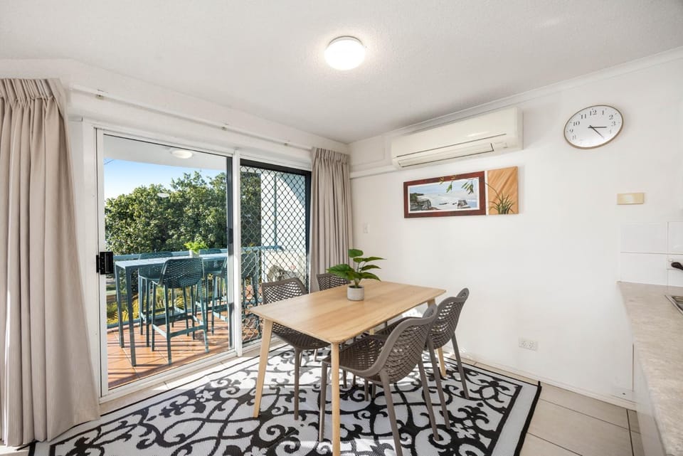 Charming 2-Bed Coastal Haven Near Esplanade Apartment in Maroochydore