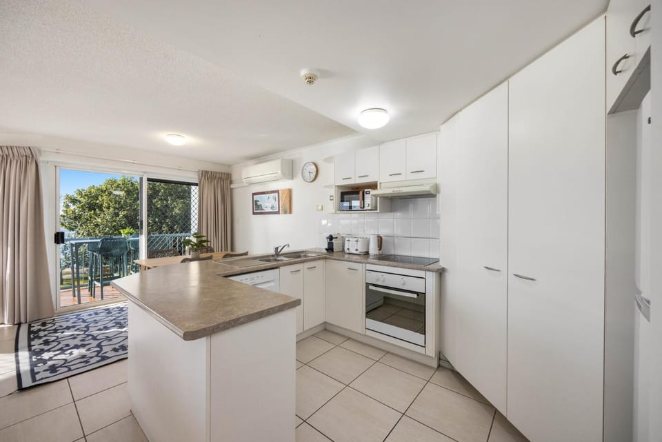 Charming 2-Bed Coastal Haven Near Esplanade Apartment in Maroochydore