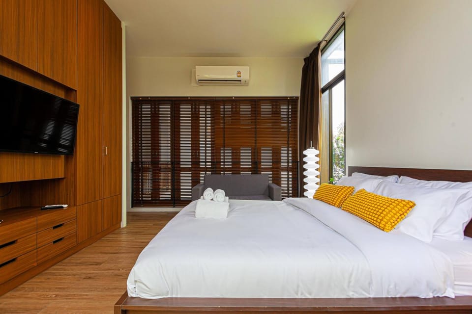 Bed, TV and multimedia, Photo of the whole room, Bedroom, towels, wardrobe, air conditioner