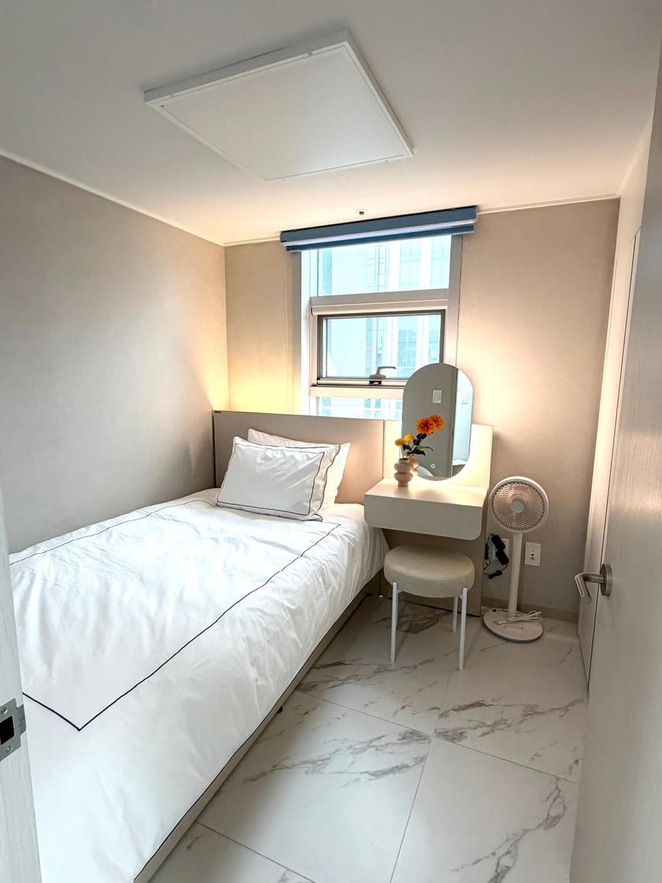 Bed, Photo of the whole room, Seating area, Bedroom