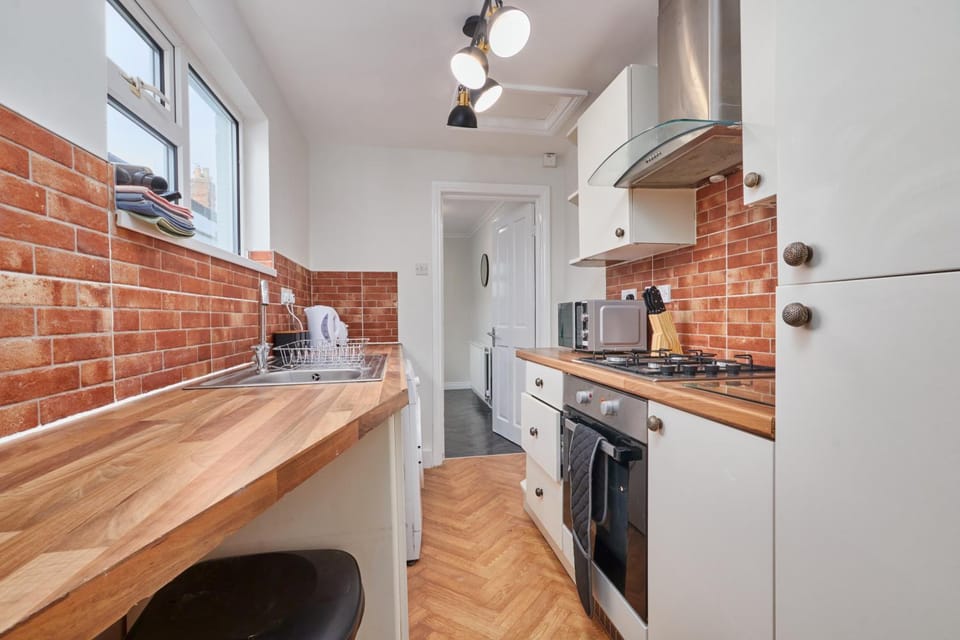 Coastal Haven Seaham, Spacious Stay for 6 House in England