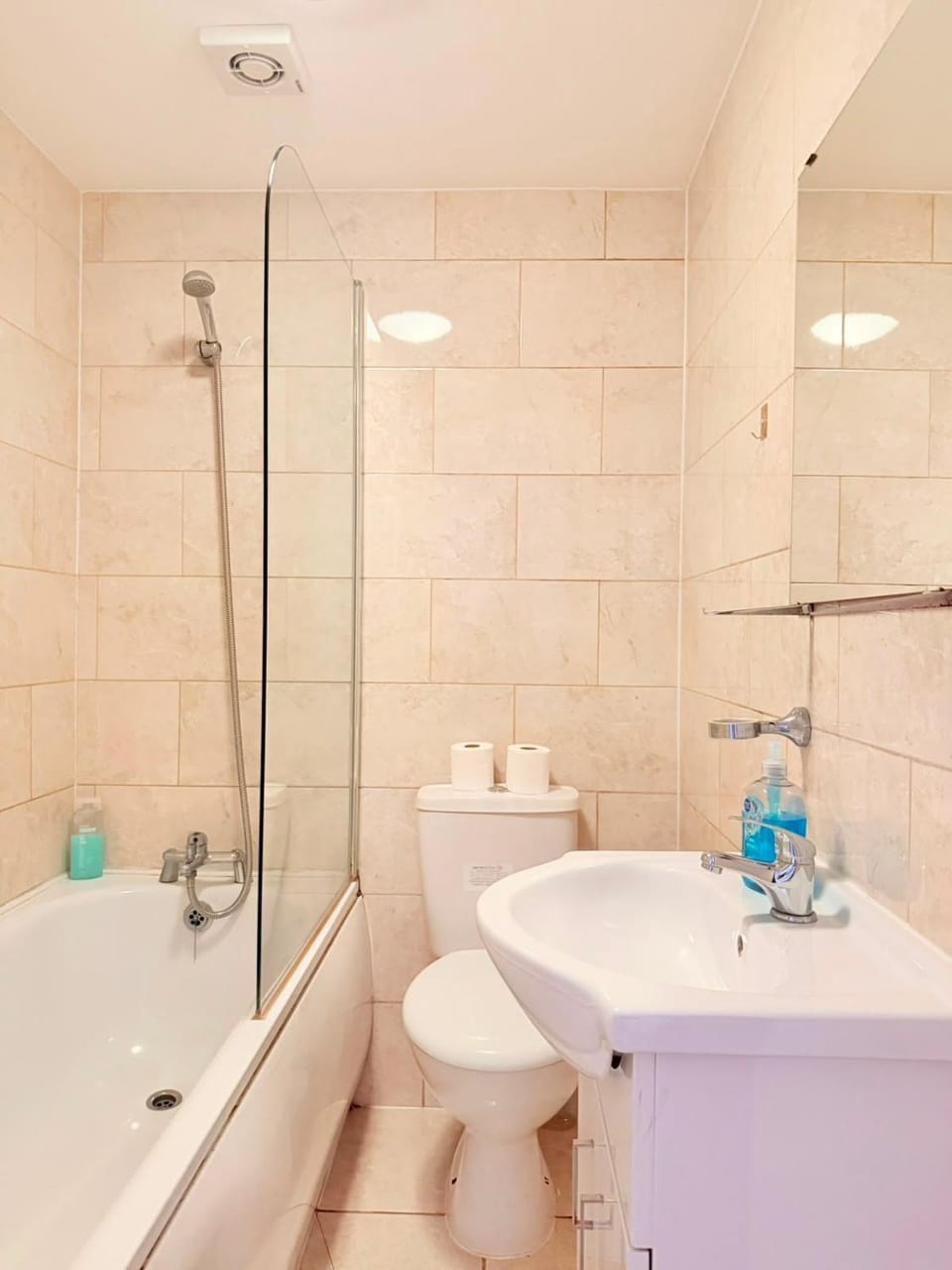 Flat next to WestField Apartment in London