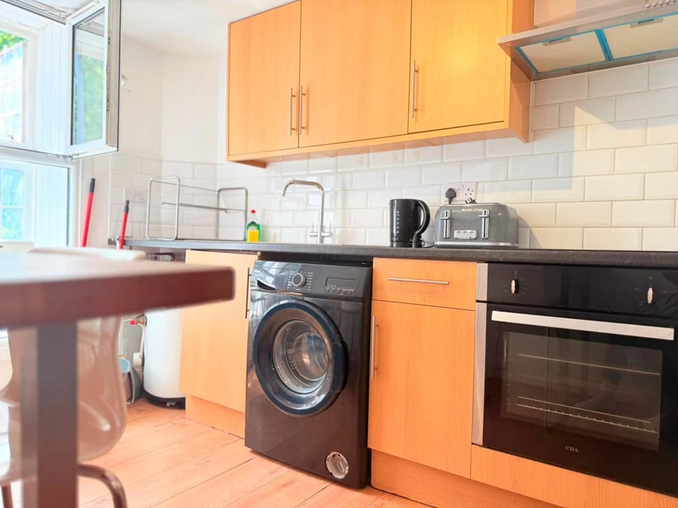 Flat next to WestField Apartment in London