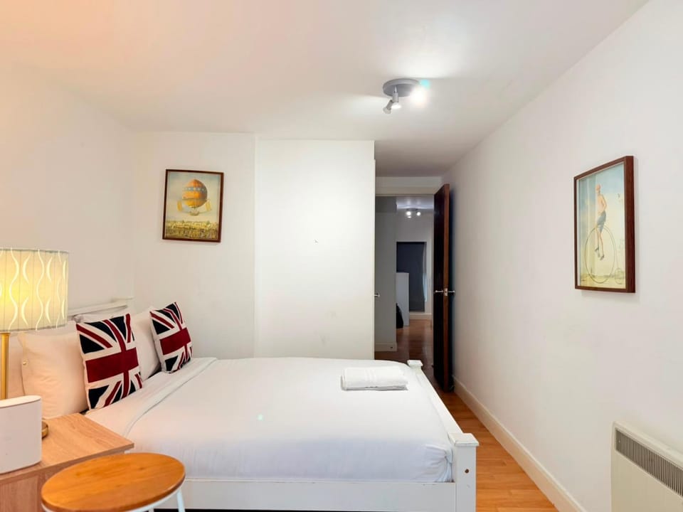 Flat next to WestField Apartment in London