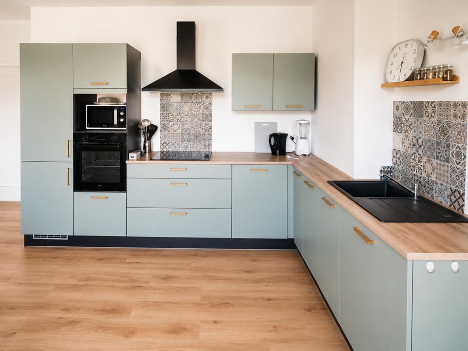Coffee/tea facilities, dishwasher, microwave, oven, kitchen